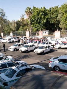 Taxistas bloquean libramiento en rechazo a Uber en Morelia