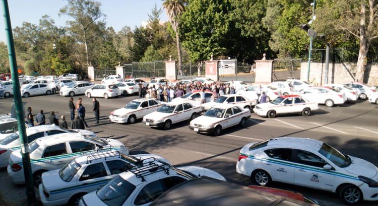 Taxistas bloquean libramiento en rechazo a Uber en Morelia