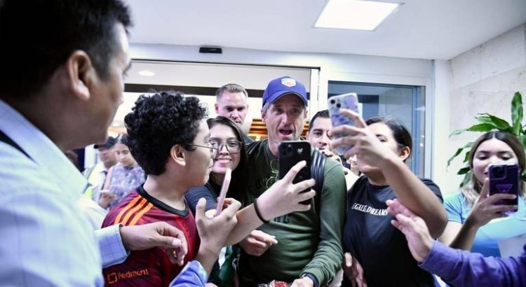 Patrick Dempsey llega a Veracruz y enloquece a los jarochos