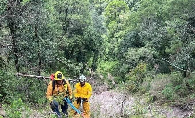 Hombre muere al caer con camioneta al barranco en Morelia