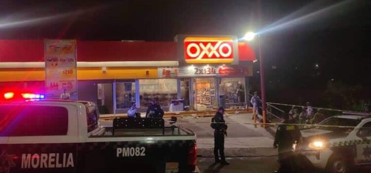 Sujetos en moto intentan incendiar Oxxo en Morelia