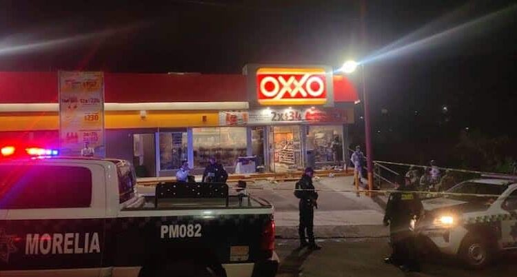 Sujetos en moto intentan incendiar Oxxo en Morelia