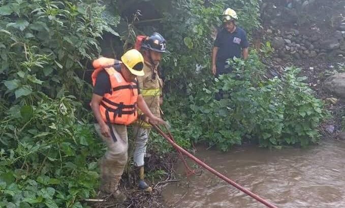 Bomberos de Zitácuaro, Michoacán, buscan a persona arrastrada por un río