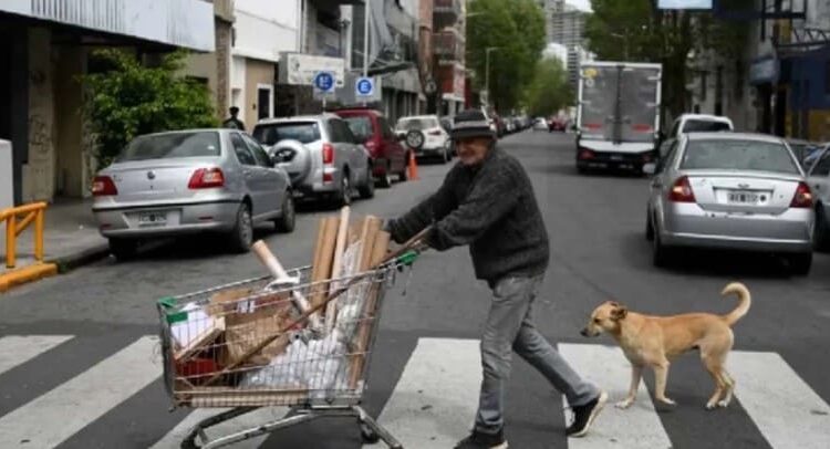 La pobreza en Argentina sube al 52.9% en medio de la crisis económica bajo el gobierno de Milei