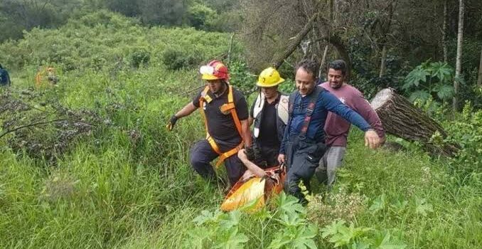 Bomberos encuentran muerto a hombre arrastrado por la corriente de río en Zitácuaro