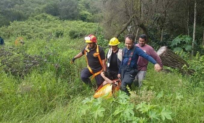 Bomberos encuentran muerto a hombre arrastrado por la corriente de río en Zitácuaro