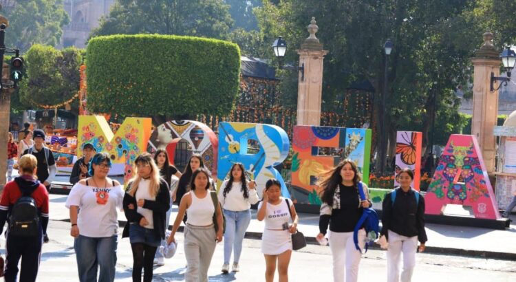 Asiáticos, europeos y americanos disfrutan de los atractivos de Morelia