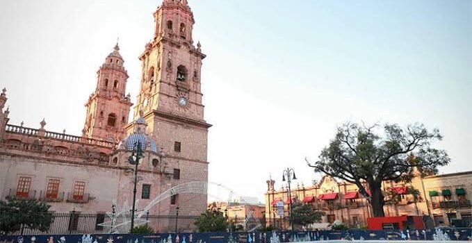 Inauguran pista de hielo gratuita e iluminan el Centro de Morelia