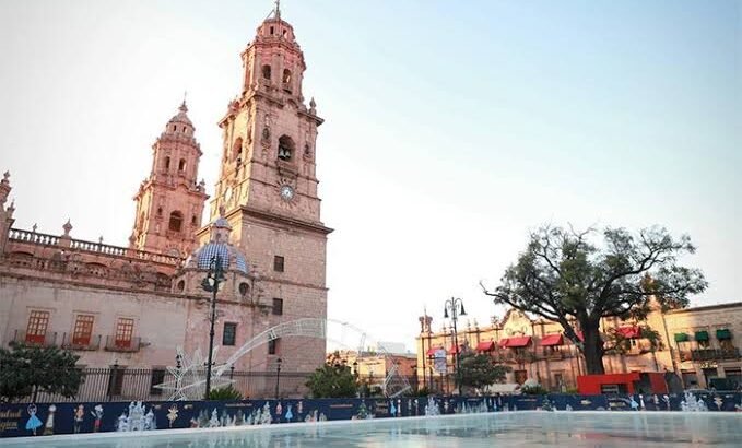 Inauguran pista de hielo gratuita e iluminan el Centro de Morelia
