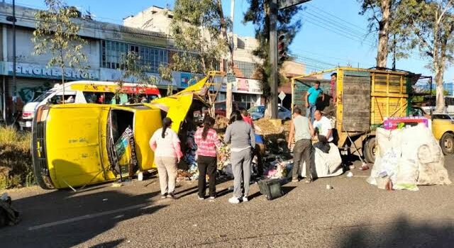 Camioneta recolectora de basura se voltea sobre la avenida Madero Poniente, en Morelia