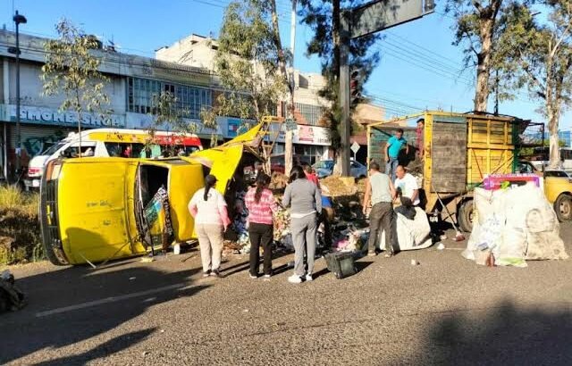 Camioneta recolectora de basura se voltea sobre la avenida Madero Poniente, en Morelia