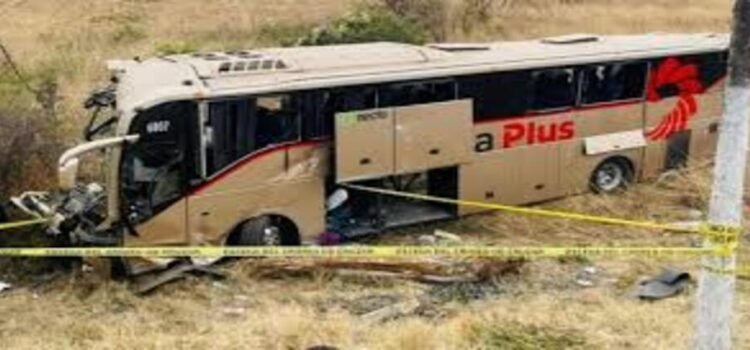Vuelca autobús de pasajeros en Michoacán; reportan un muerto y al menos 14 heridos
