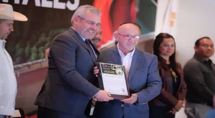 Bedolla entrega en Michoacán certificados antideforestación a empacadoras de aguacate