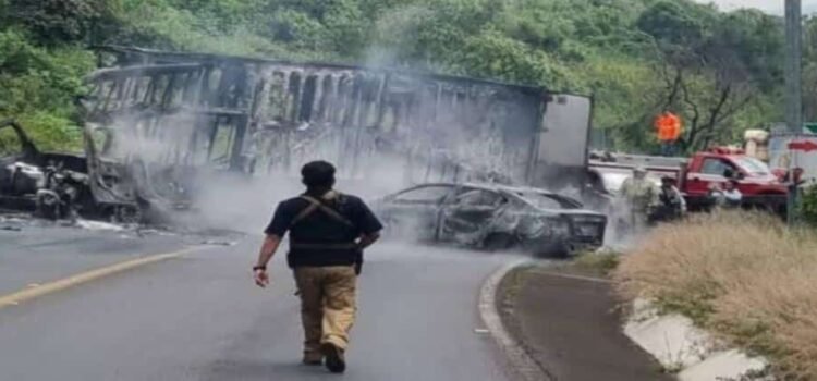 Jornada violenta en Michoacán provoca el cierre de 4 carreteras por narcobloqueos