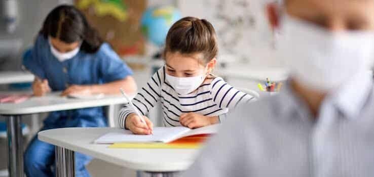 La pandemia que colapsó hospitales y vació las aulas escolares La pandemia que colapsó hospitales y vació las aulas escolares