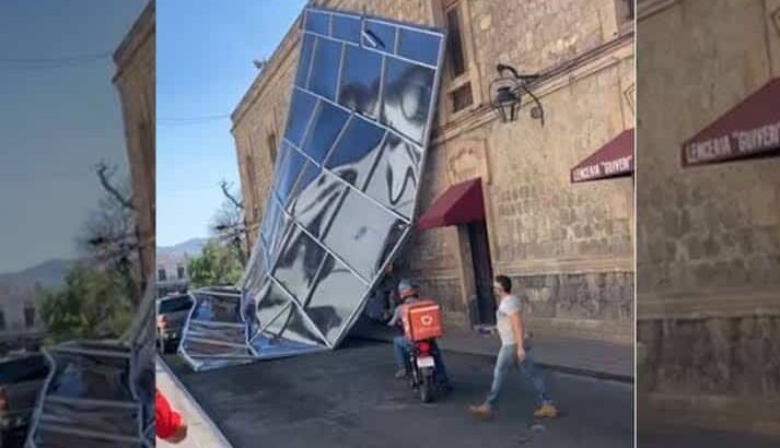 Viento derrumba techo en el centro de Morelia y cae sobre 2 vehículos