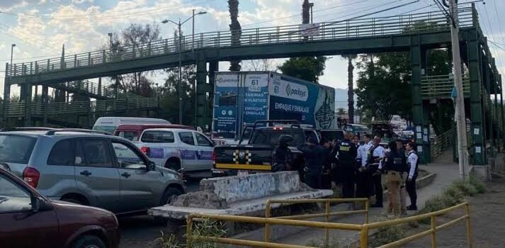 Joven intenta aventarse de un puente y Policía Morelia evita tragedia