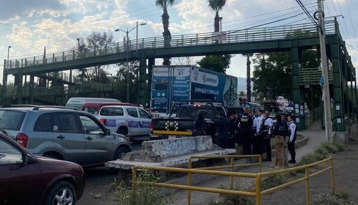 Joven intenta aventarse de un puente y Policía Morelia evita tragedia