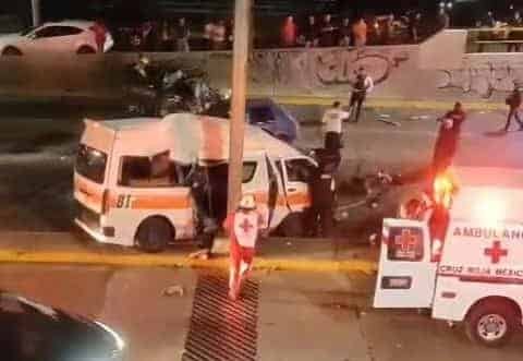 Reportan fuerte choque de combi ruta Naranja en libramiento de Morelia