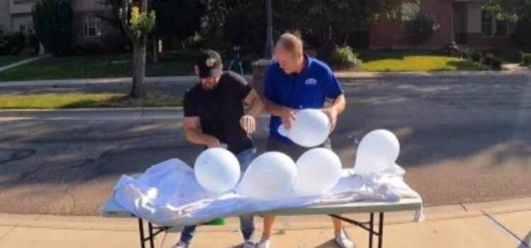 Hombres buscan romper récord mundial al reventar globos en tiempo récord