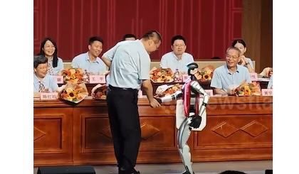 Robot humanoide causa sensación al graduarse como un alumno más en China