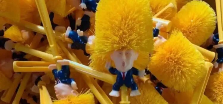 Se disparan las ventas de cepillo para retrete con la figura de Donald Trump Se disparan las ventas de cepillo para retrete con la figura de Donald Trump