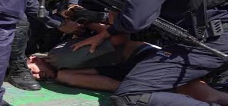 Guardia Civil somete a joven que intentó ingresar con mariguana al Congreso de Michoacán