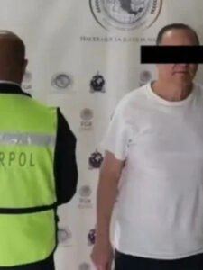 Detienen al exgobernador de Chihuahua