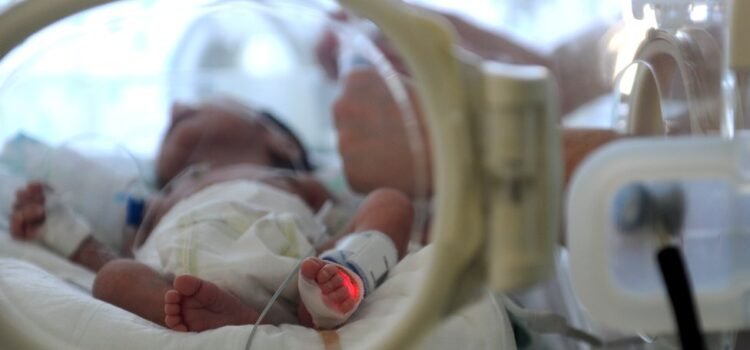 Lleva a su bebé sin vida a un hospital