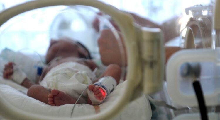 Lleva a su bebé sin vida a un hospital