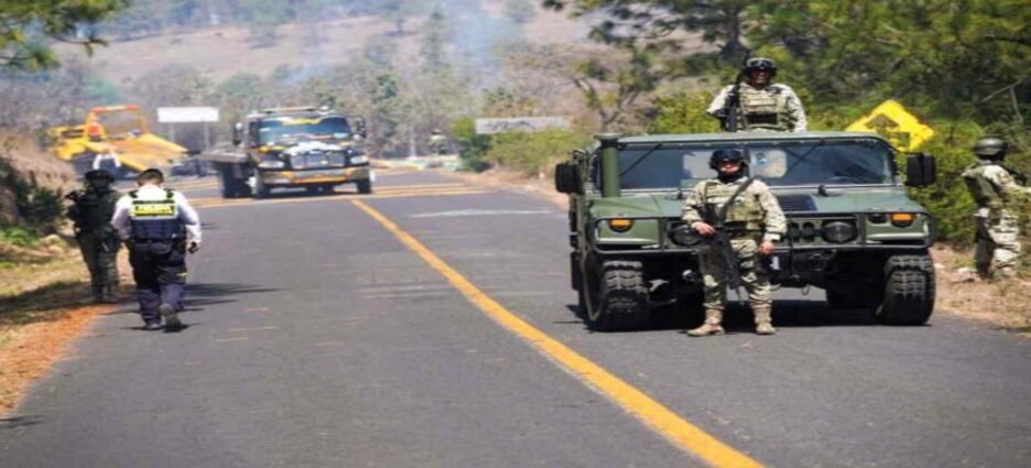 Detienen a 11 policías de Ecuandureo, Michoacán; participaron activamente en bloqueos, señala fiscal