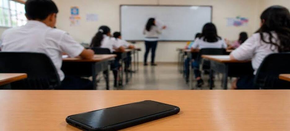 Michoacán prepara foro regional para analizar el uso de celulares en las escuelas